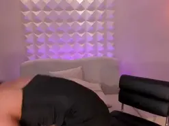 Amateur Nude Webcam of MiaRoberts1