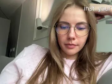 Bongacams Live Sex Cam of -VikkiL0vesCheese-