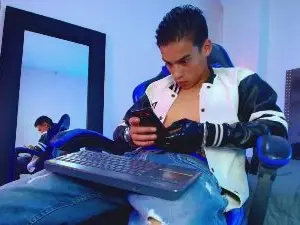 Cam4 Free Porn Cam of Tommy_West_