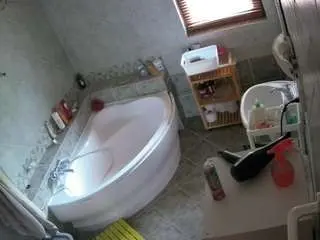 Camsoda Live Sex Cam of voyeurcam-julmodels-bath-1st-2