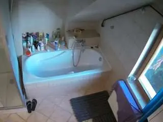 Camsoda Adult Video Chat of voyeurcam-julmodels-bath-2nd-1