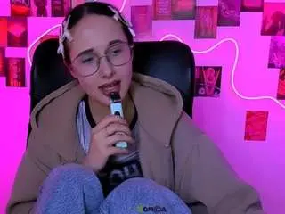 Camsoda Nude Webcam of mona-cloud
