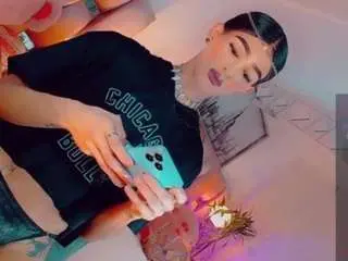 Camsoda Free Live Porn of isabellalatingirs