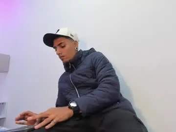 Chaturbate Free Live Porn of dennis_kinsey
