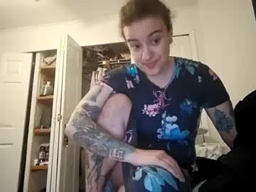 Chaturbate Live Sex Cam of sluttysuzie17