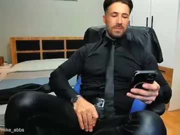 Chaturbate Live Sex Cam of mikestrip