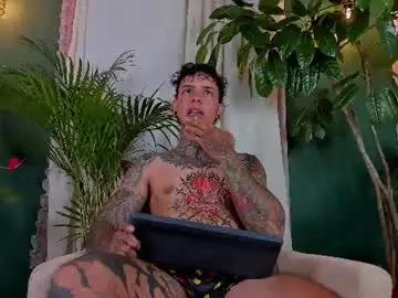 Chaturbate Live Sex Cam of aron_ford