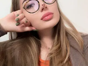 Myfreecams Live Sex Cam of Adeline_D