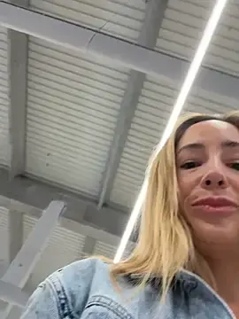 Stripchat Live Sex Cam of SweetAlegra_