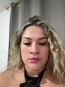 Stripchat Sex Cam of Sara_smiiith211