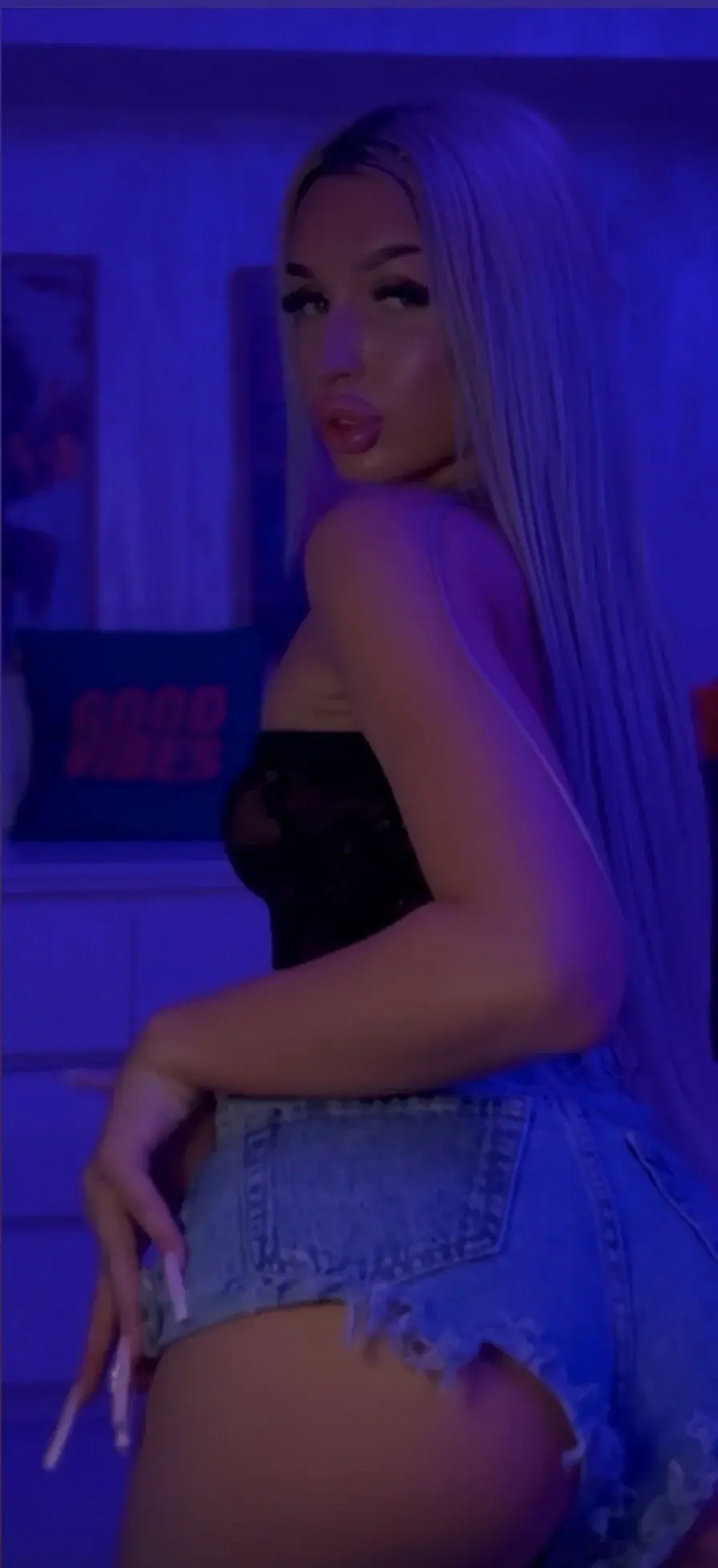 ArianaXO_