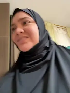 Stripchat Free Porn Cam of sweetmuslim01