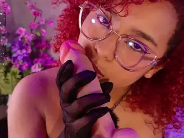 Stripchat Sex Cam of lara_curly