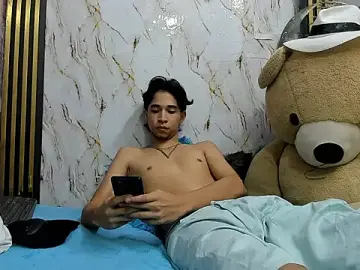 Stripchat Sex Cam of Cruzito_hot_X21