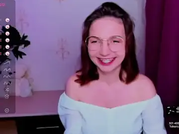 Stripchat Live Sex Cam of KindHazelHere_