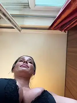 Stripchat Adult Webcam of Hotmomcheckk_