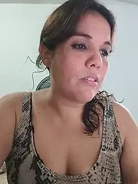Stripchat Live Sex Cam of Bellapotencia1985