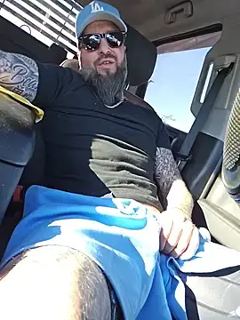 Stripchat Free Porn Cam of Beardedtattood