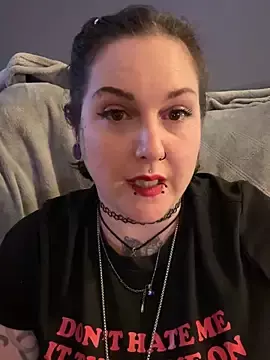Stripchat Adult Webcam of Riverm00n