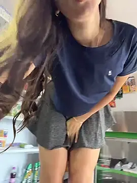 Stripchat Sex Cam of LittleDoll___