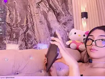 Stripchat Live Sex Cam of Mhiaa_Sweet
