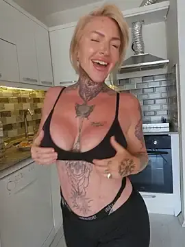 Stripchat Adult Webcam of TravelMommyBlair