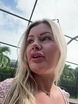 Stripchat Free Porn Cam of LoveShae_