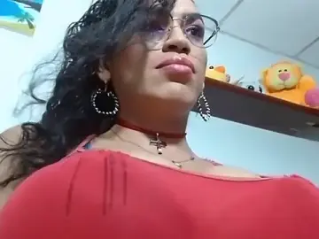 Stripchat Adult Webcam of Rosebigtits