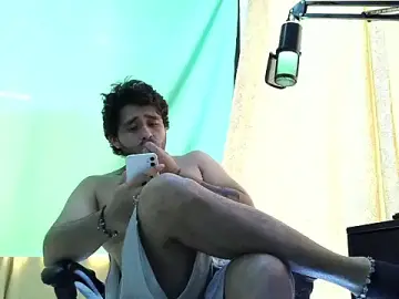 Stripchat Sex Cam of aronmiller404