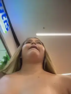 Stripchat Live Sex Cam of lunablossom_