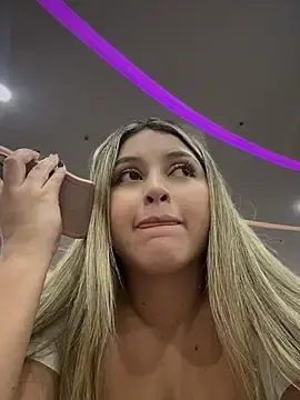 Stripchat Free Live Porn of lunablossom_