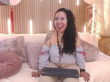 Stripchat Sex Cam of Velvet_Curly