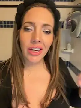 Stripchat Live Sex Cam of hollyharmd