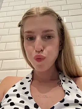 Stripchat Watch Live Sex Cams of kira_mia