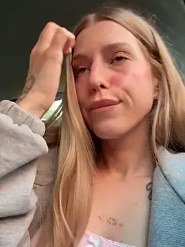 Stripchat Live Porn of kira_mia