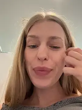 Stripchat Free Porn Cam of kira_mia