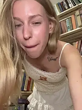 Stripchat Sex Cam of kira_mia