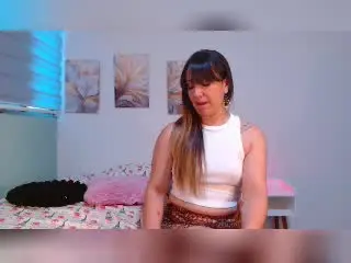 Xlovecam Free Porn Cam of RoxanneBlair